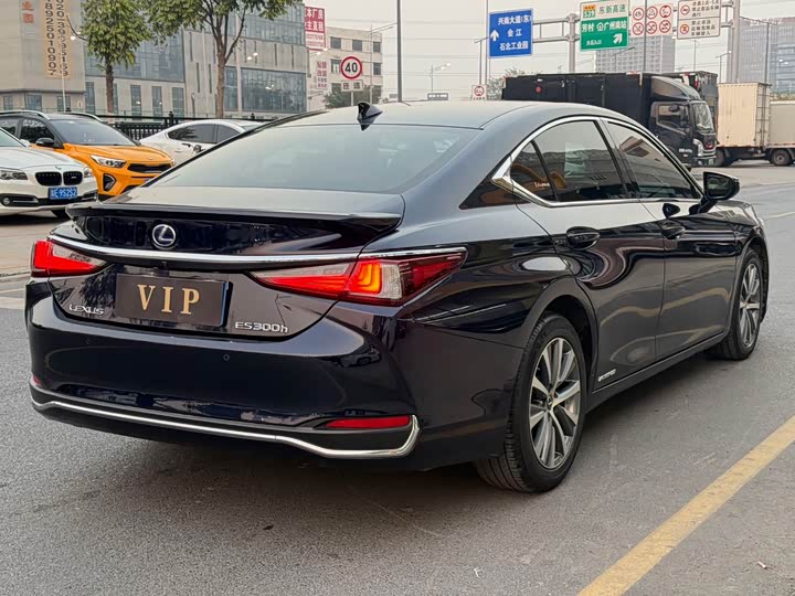 Фото 9 - Lexus ES