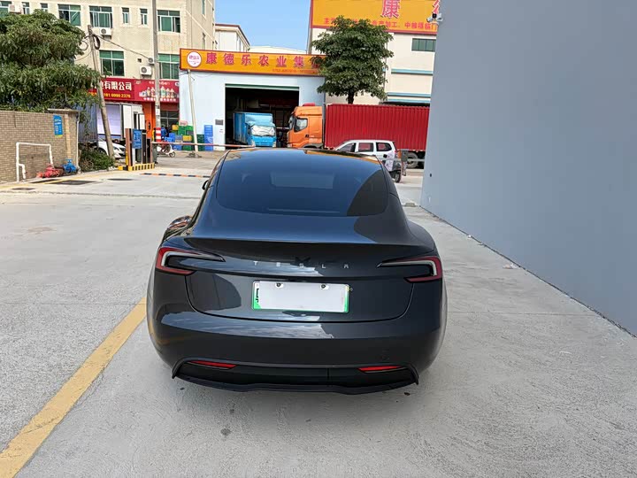 Фото 8 - Tesla Model 3