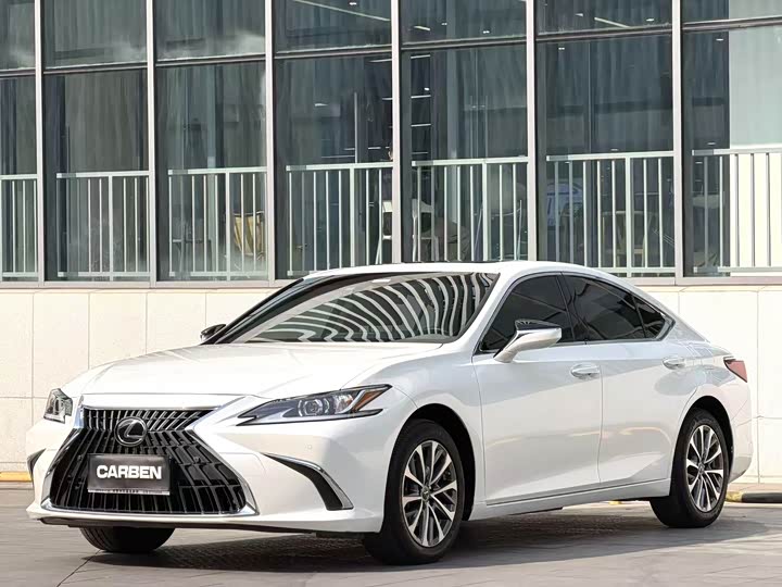 Фото 1 - Lexus ES