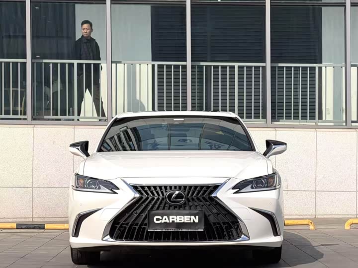 Фото 2 - Lexus ES