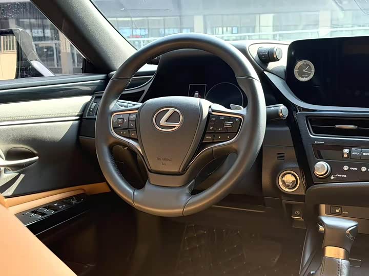 Фото 6 - Lexus ES