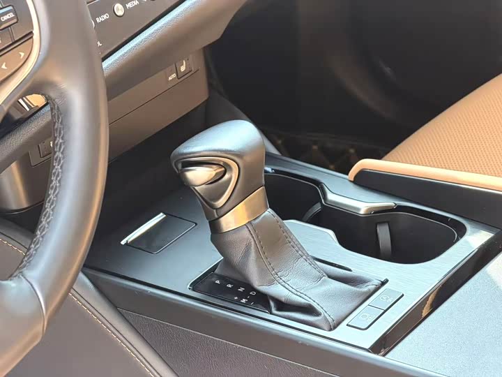 Фото 7 - Lexus ES