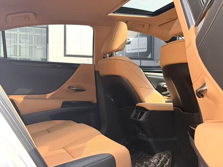 Фото 8 - Lexus ES