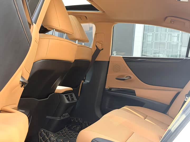 Фото 9 - Lexus ES