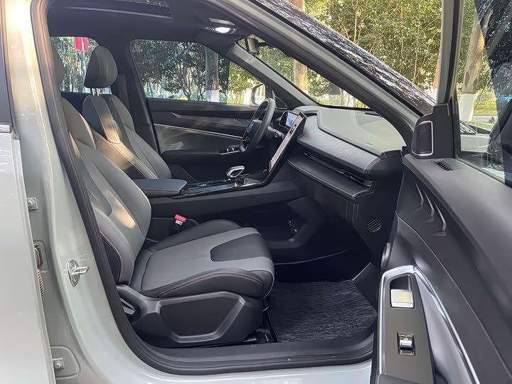 Фото 8 - Geely Atlas