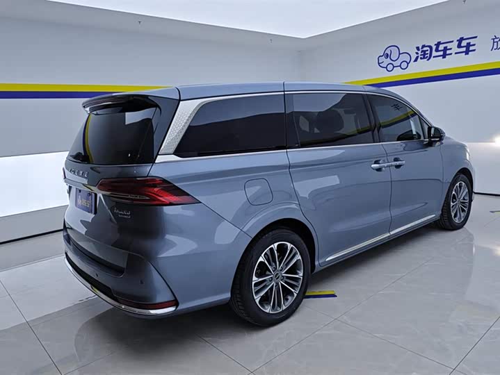 Фото 3 - Roewe iMax 8