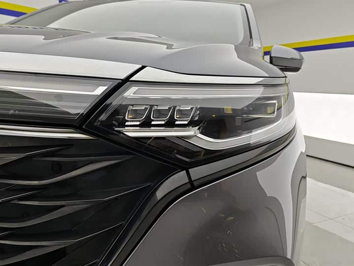 Фото 5 - Roewe iMax 8