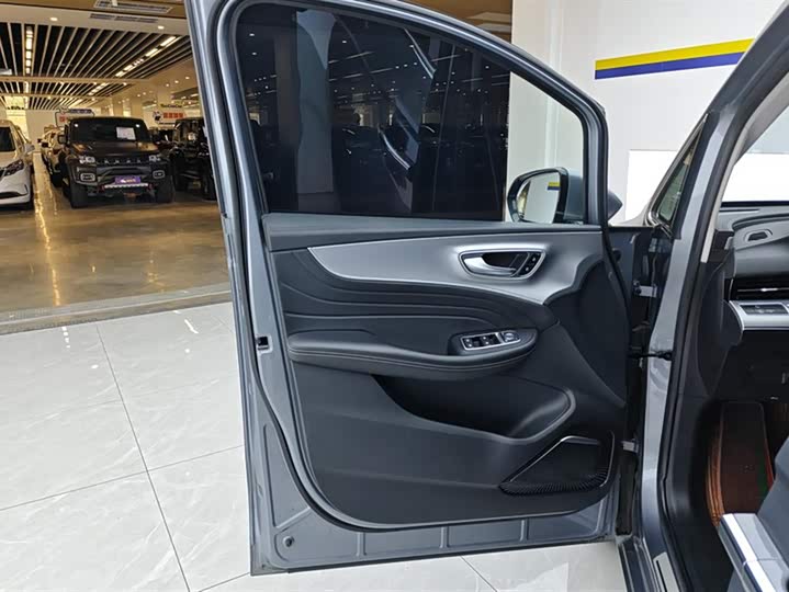 Фото 7 - Roewe iMax 8