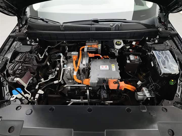 Фото 6 - Hongqi E-QM5