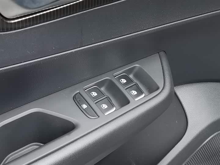 Фото 9 - Hongqi E-QM5