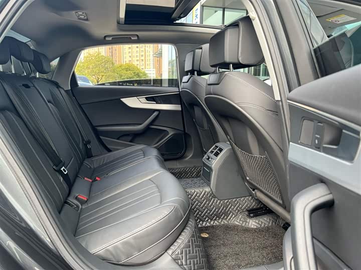 Фото 6 - Audi A4L