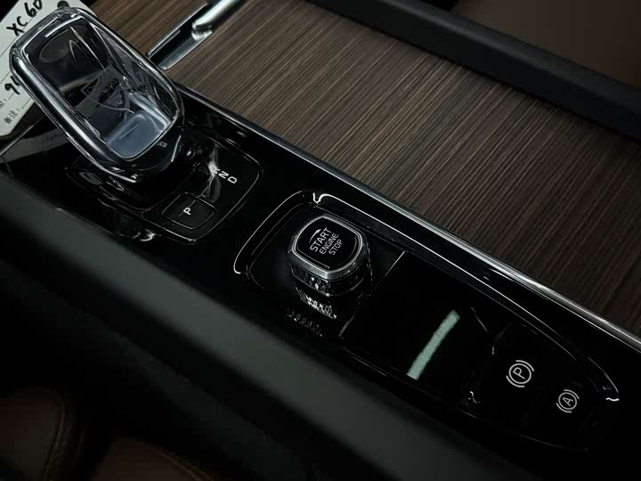 Фото 4 - Volvo XC60