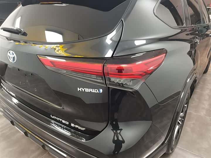 Фото 8 - Toyota Crown Kluger