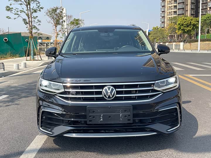 Фото 2 - Volkswagen Tiguan L Pro