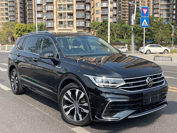Фото 3 - Volkswagen Tiguan L Pro