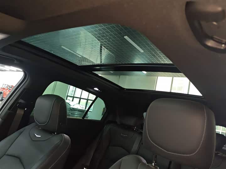 Фото 8 - Cadillac XT4