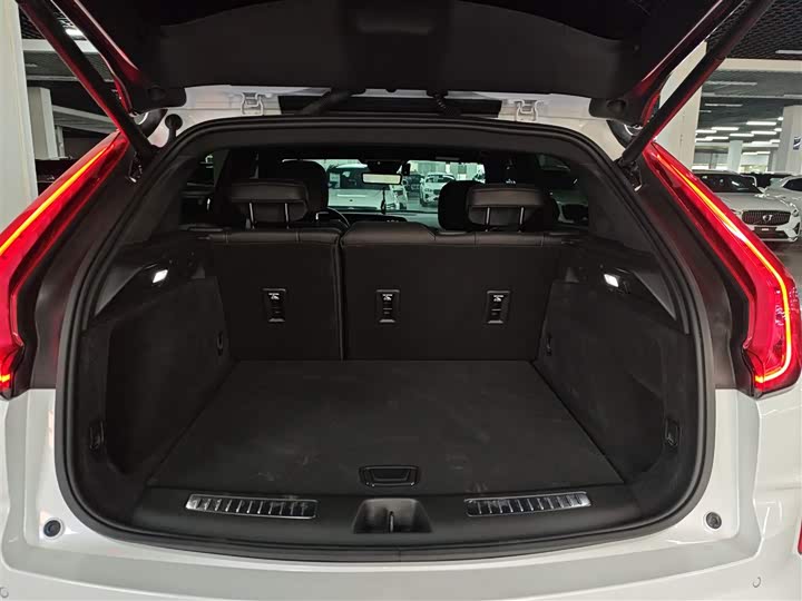 Фото 9 - Cadillac XT4