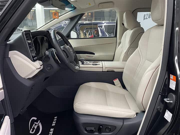 Фото 8 - Lexus LM