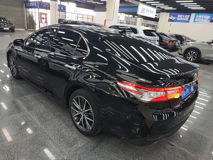 Фото 5 - Toyota Camry