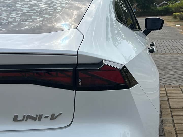 Фото 9 - Changan UNI-V