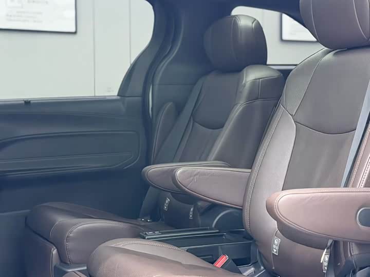 Фото 7 - Toyota Sienna