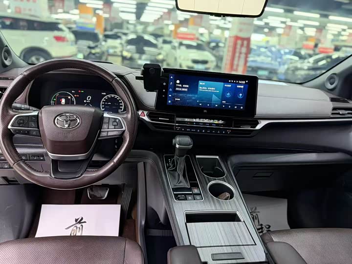 Фото 8 - Toyota Sienna