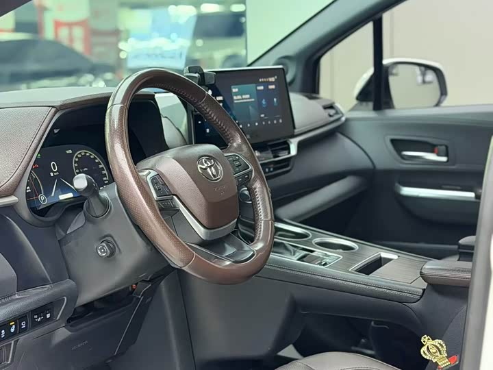 Фото 9 - Toyota Sienna