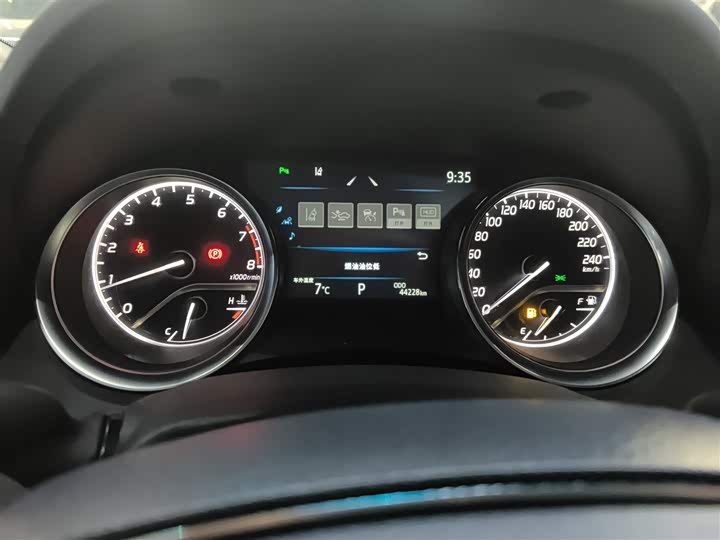 Фото 4 - Toyota Camry