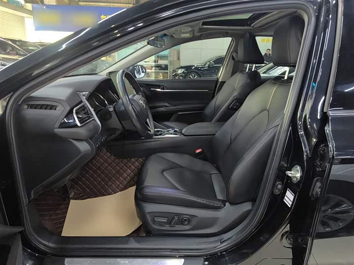 Фото 8 - Toyota Camry