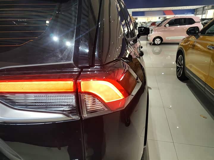 Фото 8 - Toyota RAV4