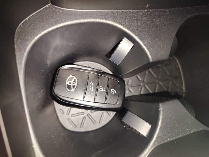 Фото 9 - Toyota RAV4