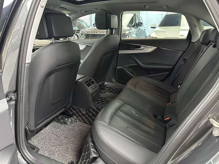 Фото 8 - Audi A4L