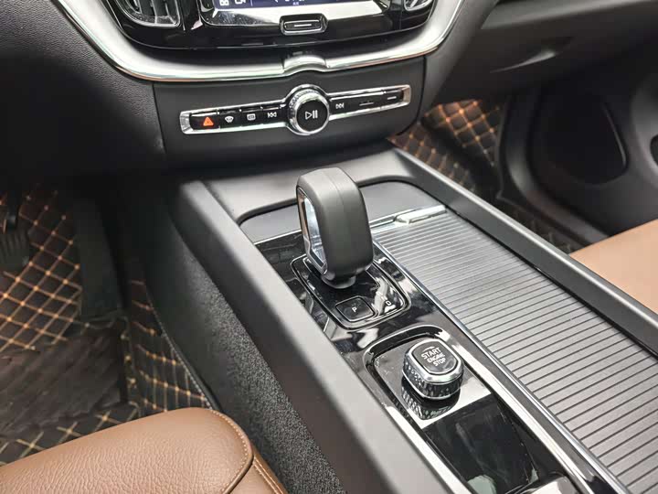 Фото 9 - Volvo XC60