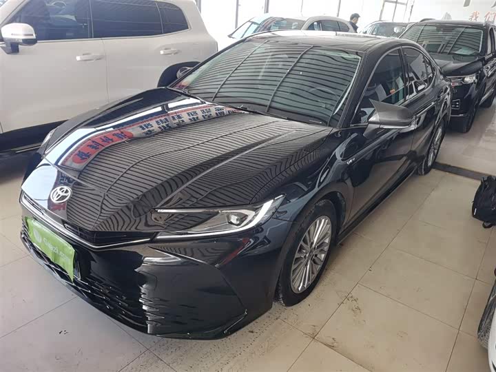 Фото 2 - Toyota Camry