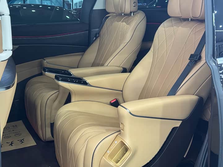 Фото 5 - Denza D9