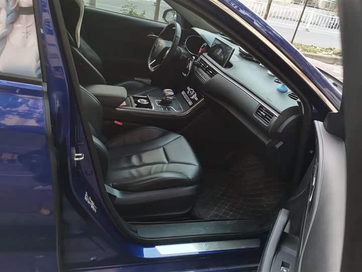 Фото 8 - Hongqi H5