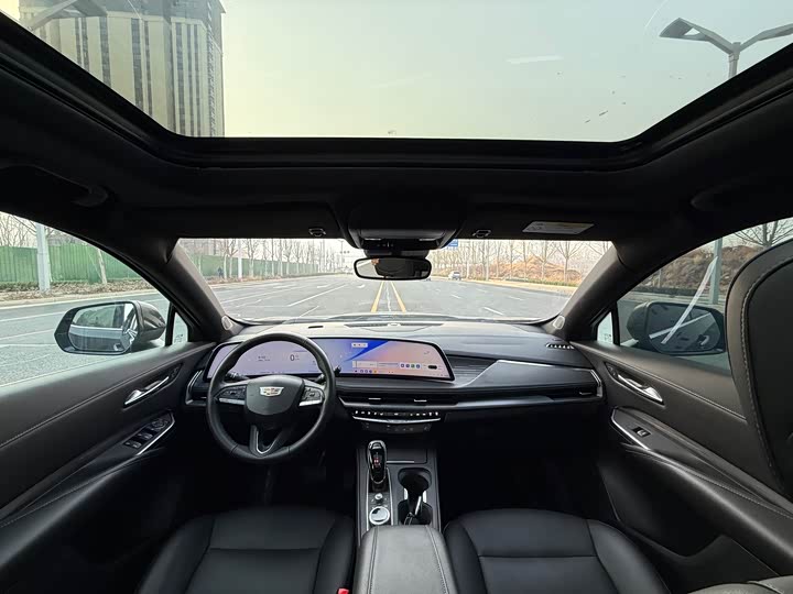 Фото 8 - Cadillac XT4