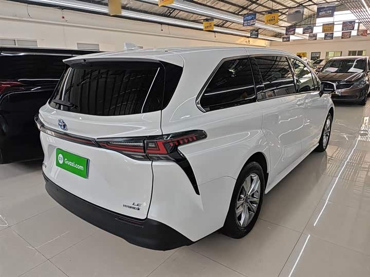 Фото 7 - Toyota Sienna