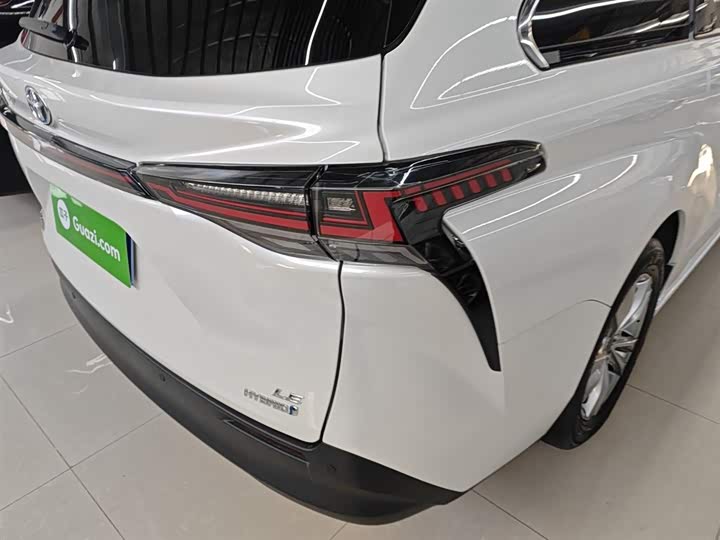 Фото 8 - Toyota Sienna