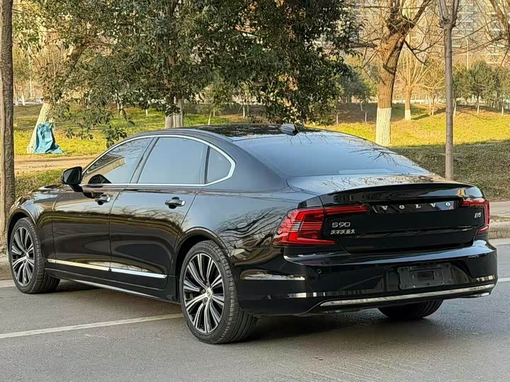 Фото 9 - Volvo S90