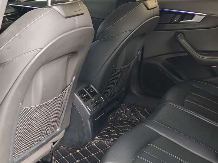 Фото 5 - Audi A4L