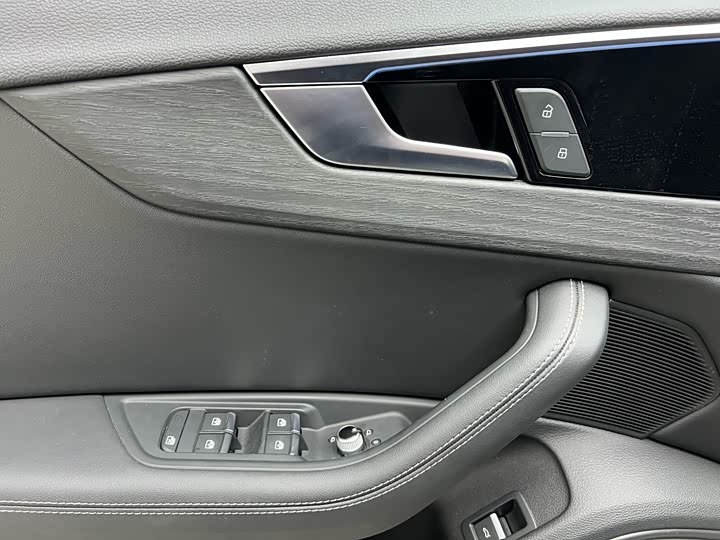 Фото 5 - Audi A4L