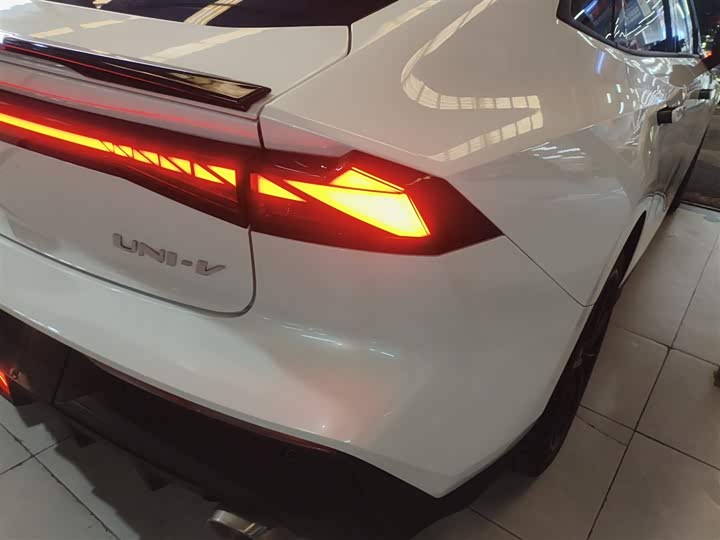 Фото 8 - Changan UNI-V