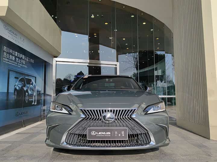 Фото 1 - Lexus ES