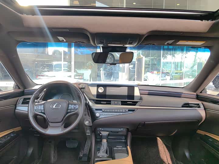 Фото 3 - Lexus ES