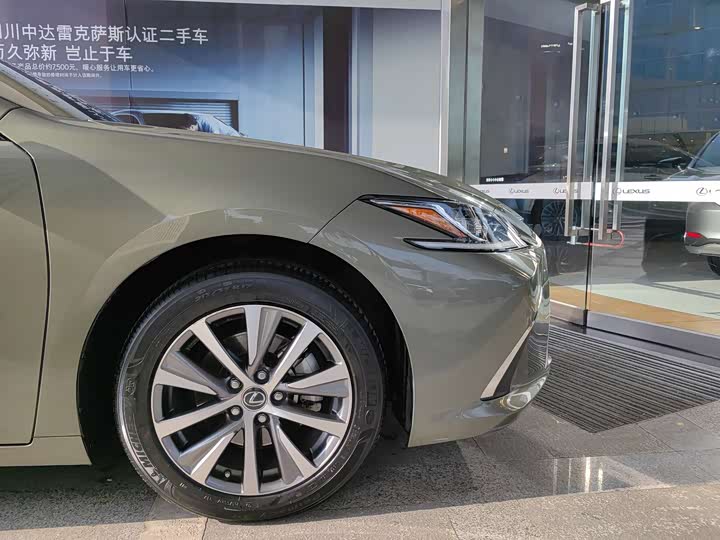 Фото 7 - Lexus ES