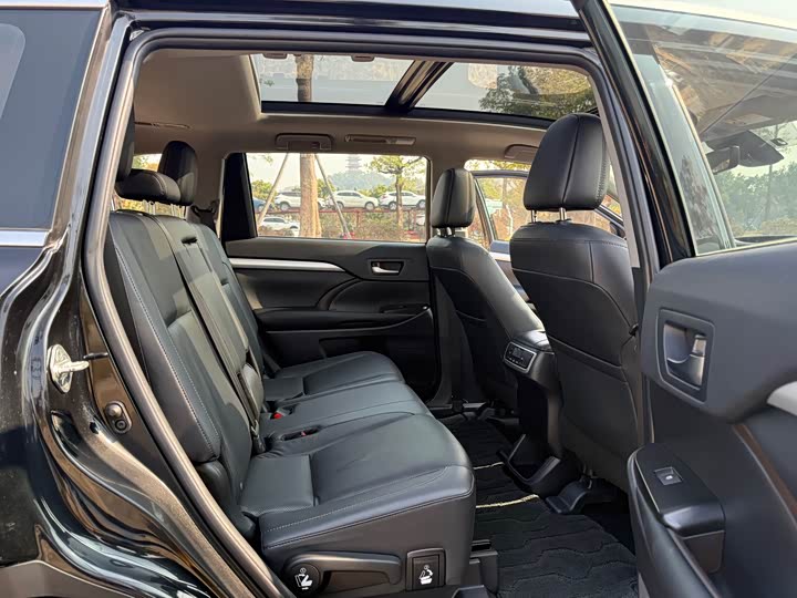 Фото 9 - Toyota Highlander