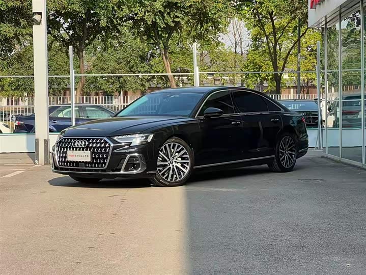 Фото 1 - Audi A8