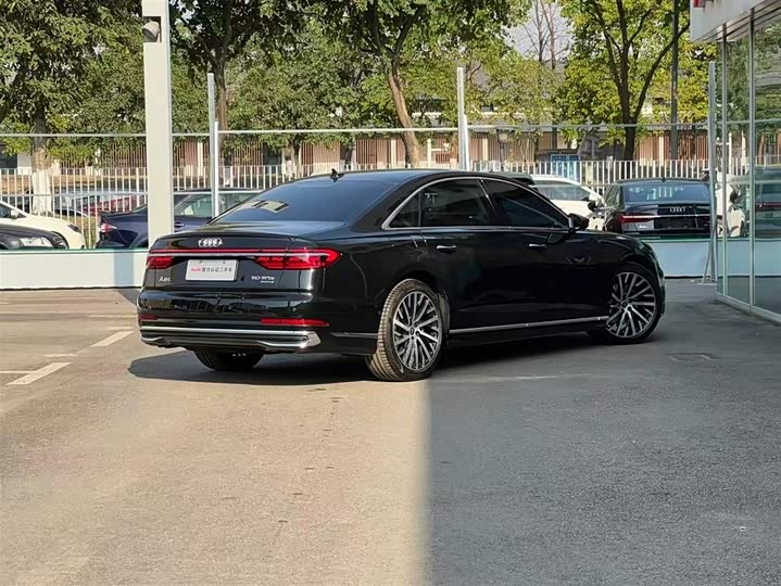 Фото 2 - Audi A8