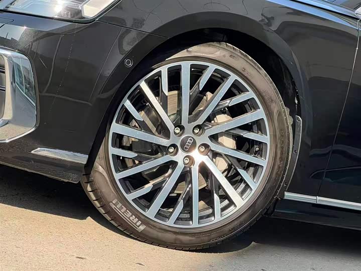 Фото 4 - Audi A8